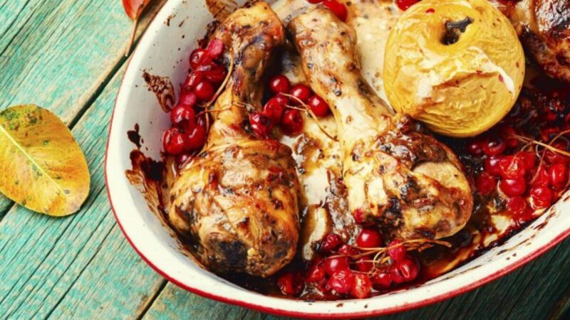 Šventinė kepta vištiena su balzamiko padažu ir spanguolėmis