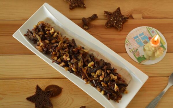 Šventinė silkė su karamelizuotais svogūnais, džiovintais grybais ir riešutais