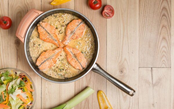 Kreminė lašiša su pomidorais per 20 minučių