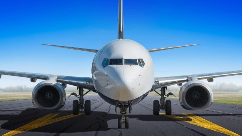 Ryanair ketina imtis priemonių, skatinančių išgerti mažiau alkoholio oro uostuose Europoje