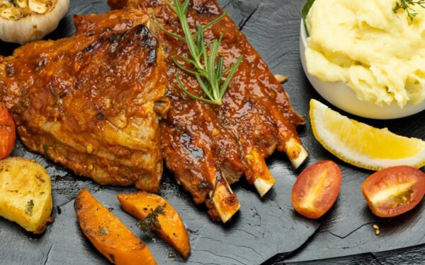 Kepti kaimiško stiliaus šonkauliukai su bulvių koše