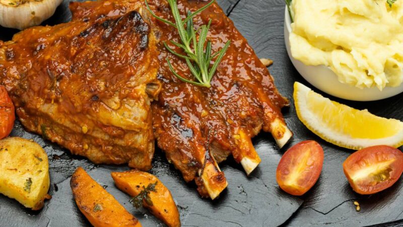 Kepti kaimiško stiliaus šonkauliukai su bulvių koše