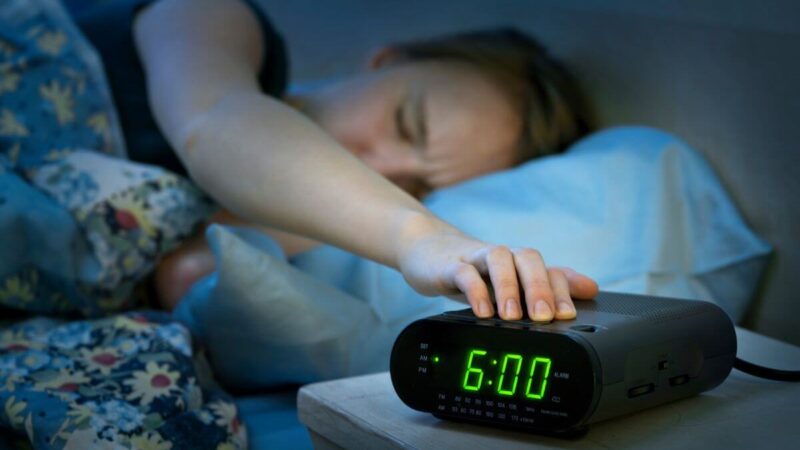 Sunku nubusti ryte kai už lango dar tamsu? Specialistai pateikia 6 patarimus kaip pakeisti rytinius išlipimus iš lovos