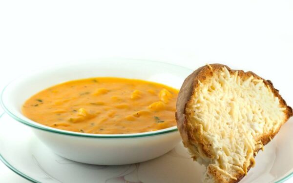 Sūrio, kumpio ir bulvių sriuba: jaukumo ir skonio receptas