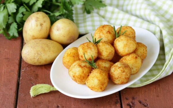 Bulvių kroketai su aštriu jogurto ir mangų padažu: puikus užkandis