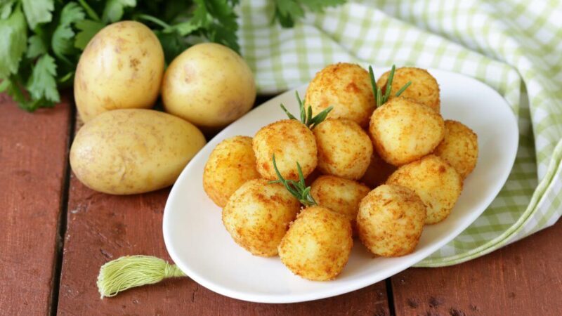 Bulvių kroketai su aštriu jogurto ir mangų padažu: puikus užkandis