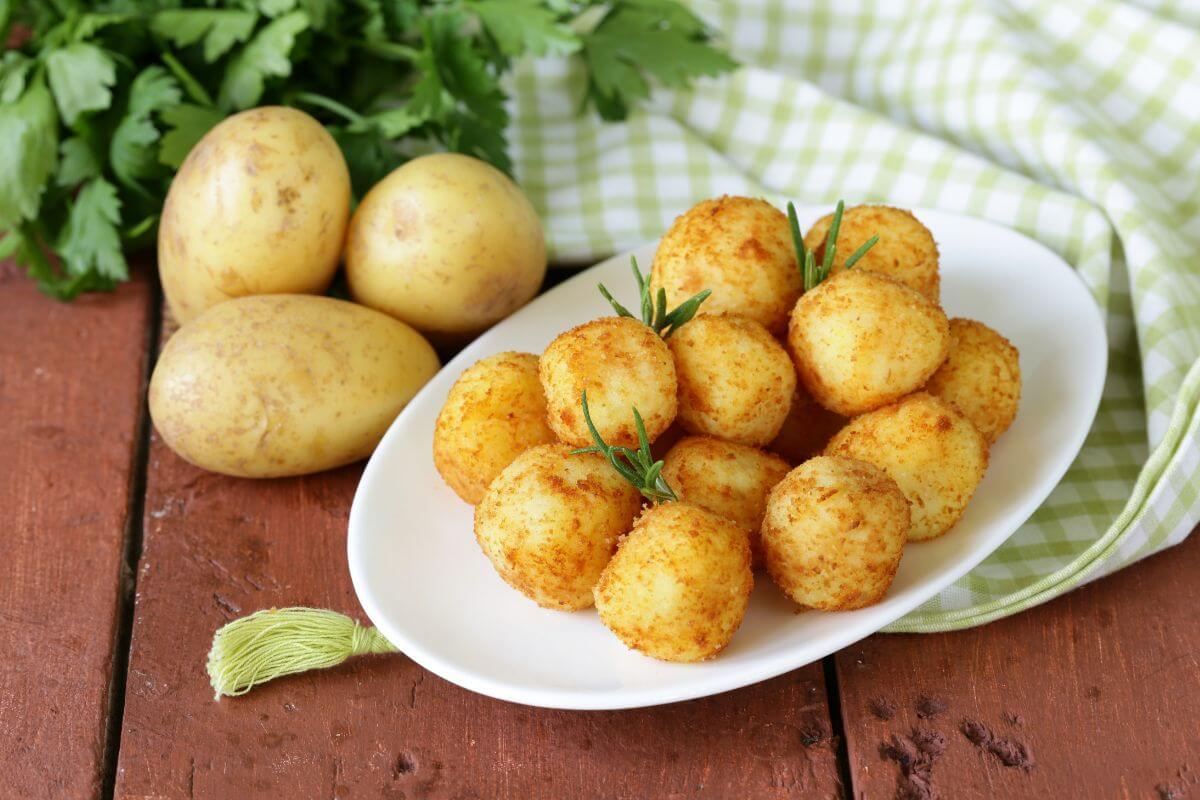Bulvių kroketai su aštriu jogurto ir mangų padažu: puikus užkandis