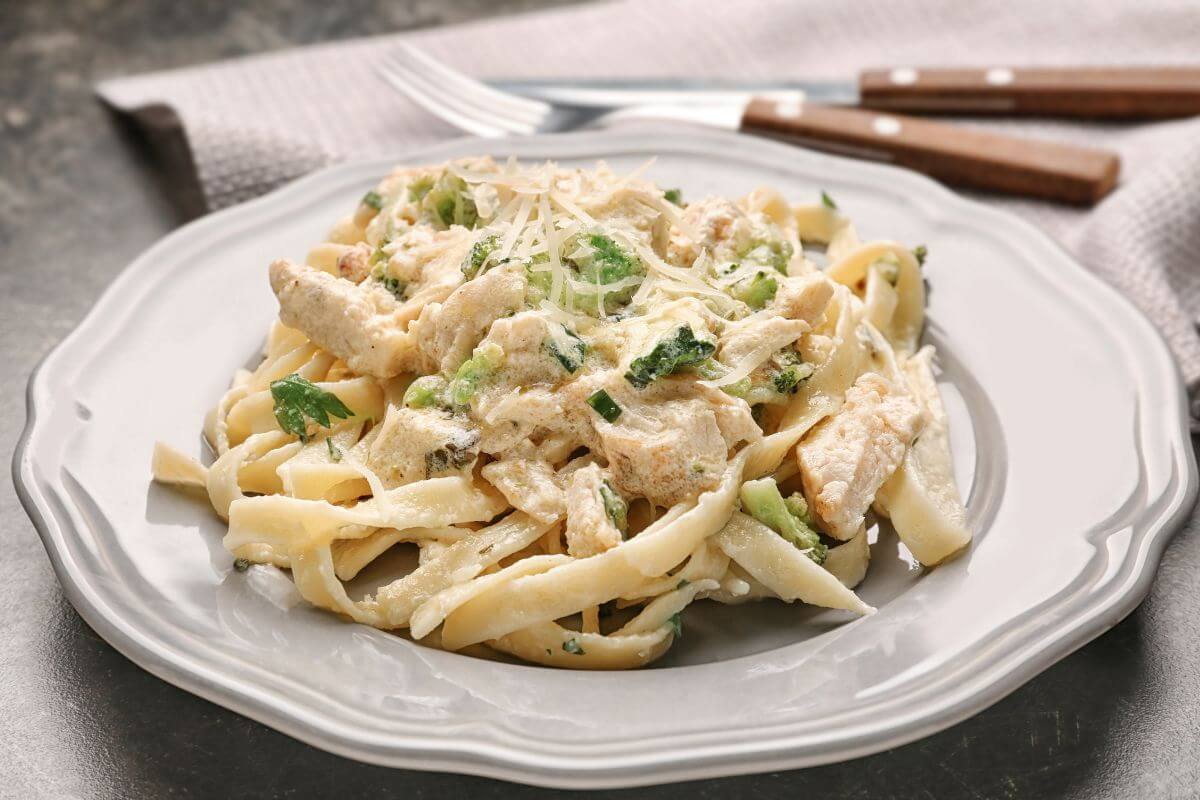 Fettuccine Alfredo makaronai – lengvai paruošiama ir gardu
