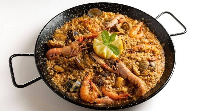 Ispaniškas ryžių patiekalas su krevetėmis ir chorizo: greita ir skanu