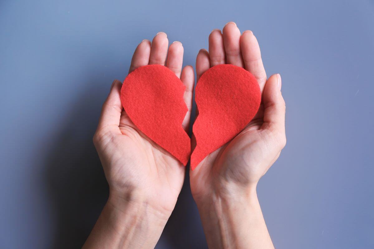 Kaip įveikti išsiskyrimą: 7 žingsniai į emocinį atsigavimą