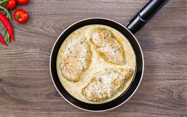 Kreminė vištiena su aromatingu vyno padažu: receptas Valentino dienai