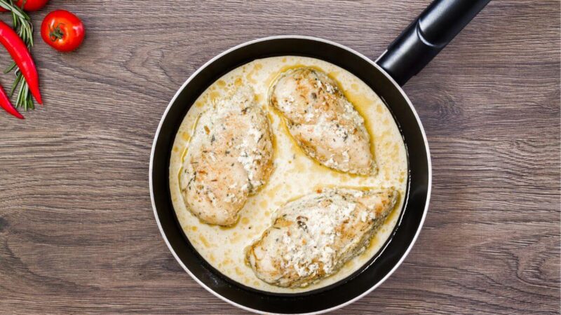 Kreminė vištiena su aromatingu vyno padažu: receptas Valentino dienai