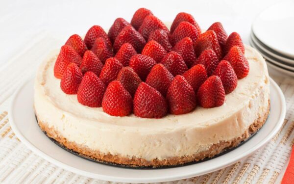 Kreminis sūrio pyragas su vanile ir braškėmis: desertas Valentino dienai