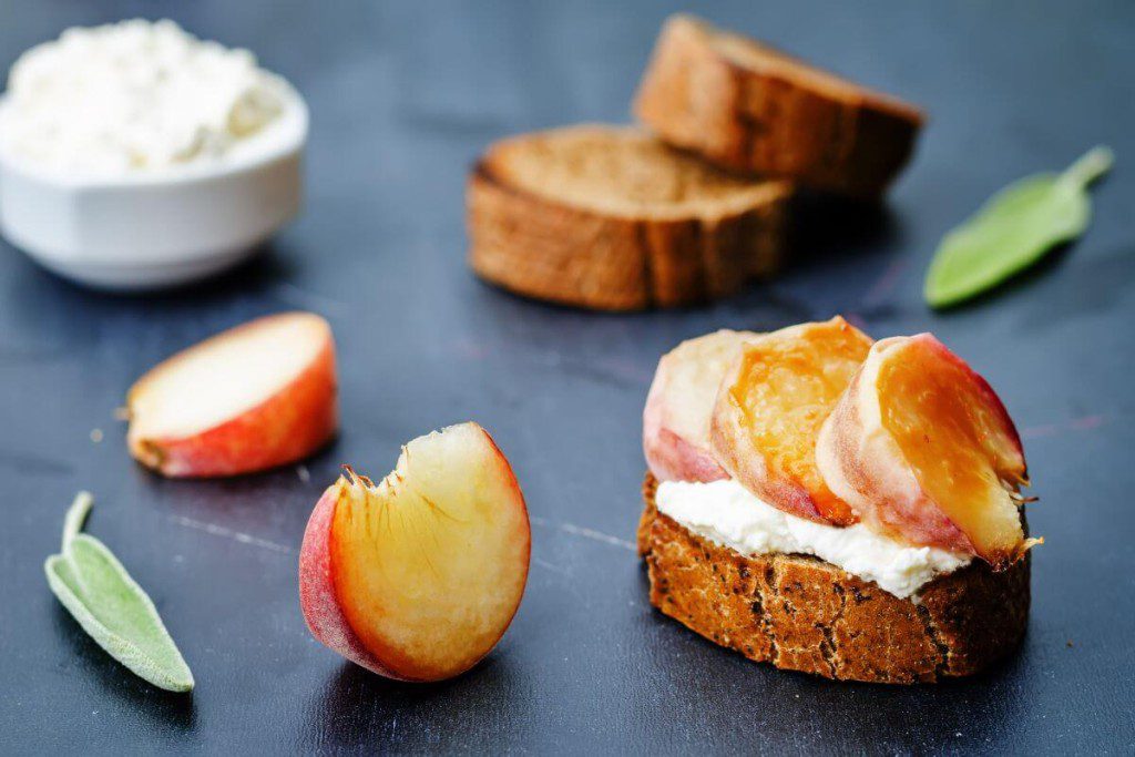 rikotos-sumustinis-su-persiku-ir-prosciutto-kumpiu-receptas - Laikas.lt Rikotos sumuštinis su persiku ir prosciutto kumpiu: receptas
