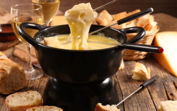 Romantiška fondiu vakarienė Valentino dienai: nuo sūrio iki šokolado