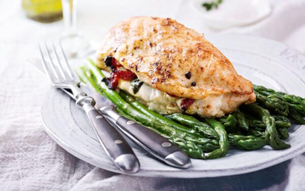 Romantiška Valentino dienos vakarienė: vištiena įdaryta saulėje džiovintais pomidorais ir mocarela