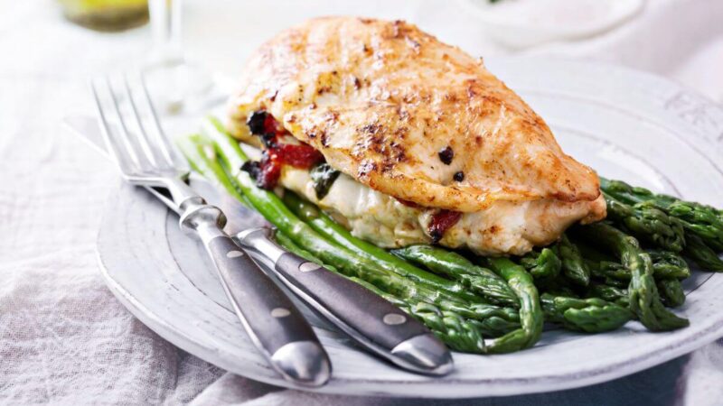 Romantiška Valentino dienos vakarienė: vištiena įdaryta saulėje džiovintais pomidorais ir mocarela