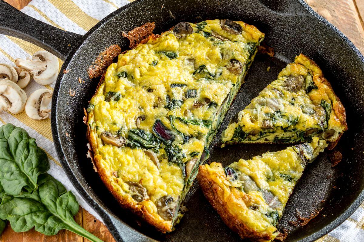 Saldžiųjų bulvių ir špinatų fritata su feta: patiekalas pusryčiams