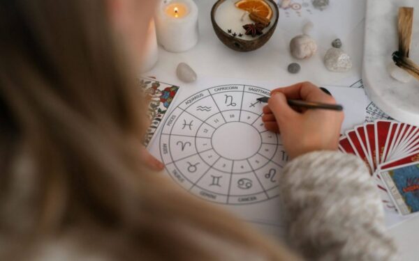 Penktadienio horoskopas (Vasario 14 d.): Dviejų zodiako ženklų atstovai gali atrasti netikėtų galimybių meilės ir sėkmės srityje!