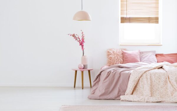 5 miegamojo sienų spalvų tendencijos 2025-aisiais