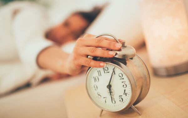 6 būdai, kaip lengviau atsikelti ryte, kai lauke dar tamsu