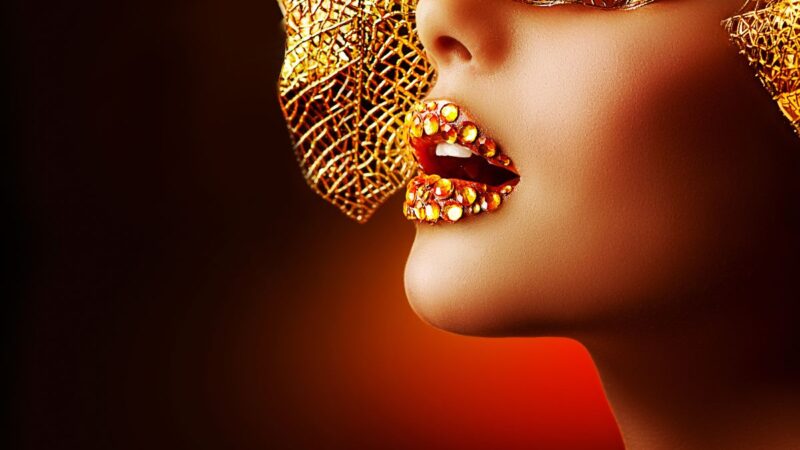 Kaip savo įvaizdyje derinti auksinę spalvą? Apranga, makiažas ir kitos detalės