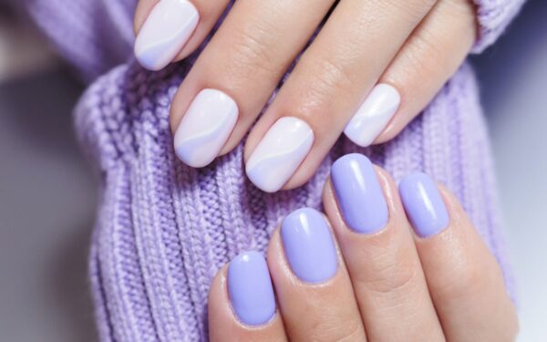 Kokios nagų lako spalvos madingos 2025 pavasarį ir vasarą?
