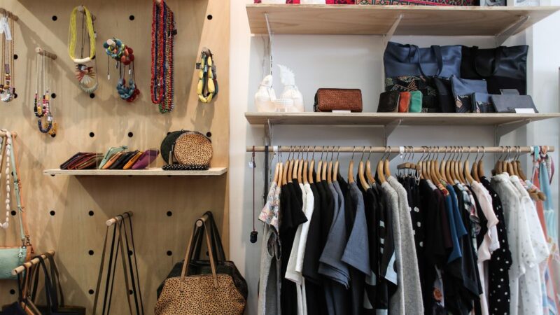 Kokių drabužių neturėtų būti jūsų spintoje? Atsako stilistai