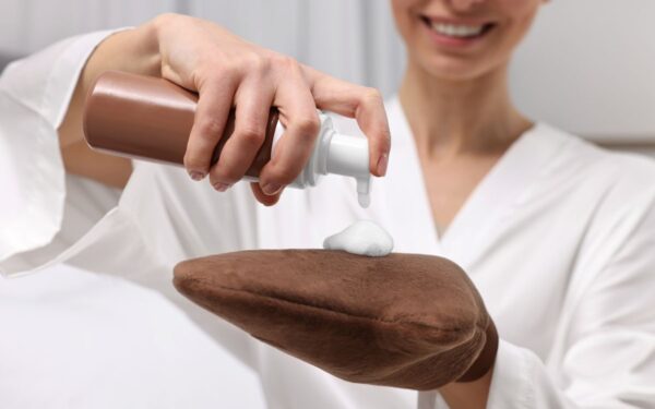 Savaiminio įdegio kremas – ar ši priemonė tikrai nekenksminga? Atsako dermatologai