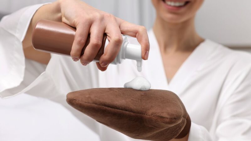 Savaiminio įdegio kremas – ar ši priemonė tikrai nekenksminga? Atsako dermatologai