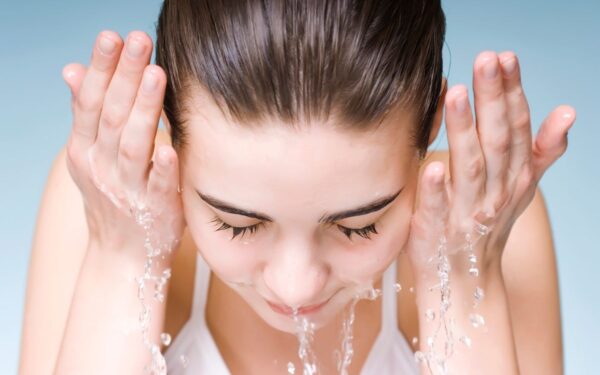 Ar tikrai turėtume plauti veidą dukart per dieną? Atsako dermatologai