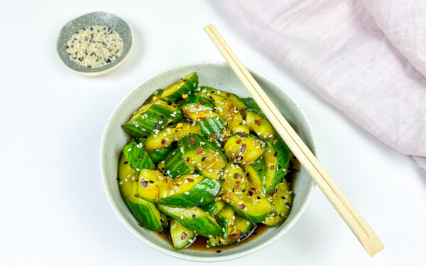 Traiškytų agurkų salotos (azijietiškos)