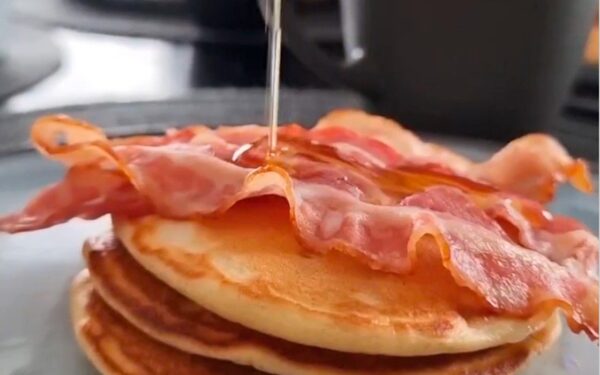 Amerikietiški blyneliai su šonine – kaip filmuose