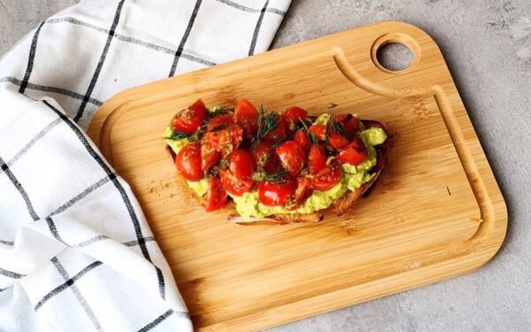 Populiarusis avokado sumuštinis kaip restorane