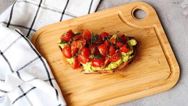 Populiarusis avokado sumuštinis kaip restorane