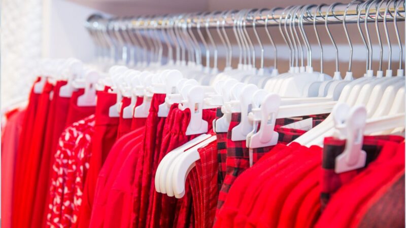 5 raudonos spalvos aprangos idėjos valentino dienai