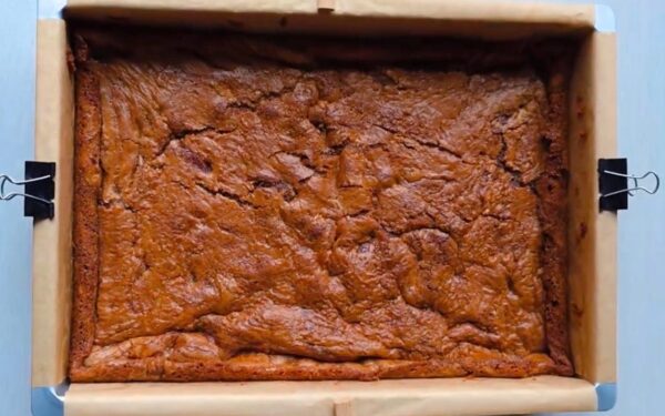 Irisų skonio pyragas su šokolado gabalėliais