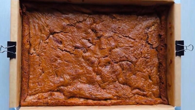 Irisų skonio pyragas su šokolado gabalėliais