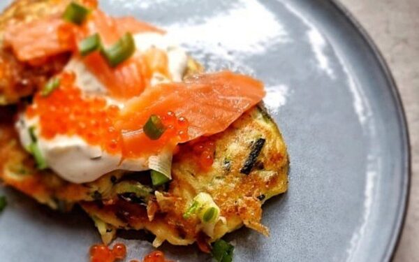 Tobuli cukinijų ir varškės blynai su lašiša