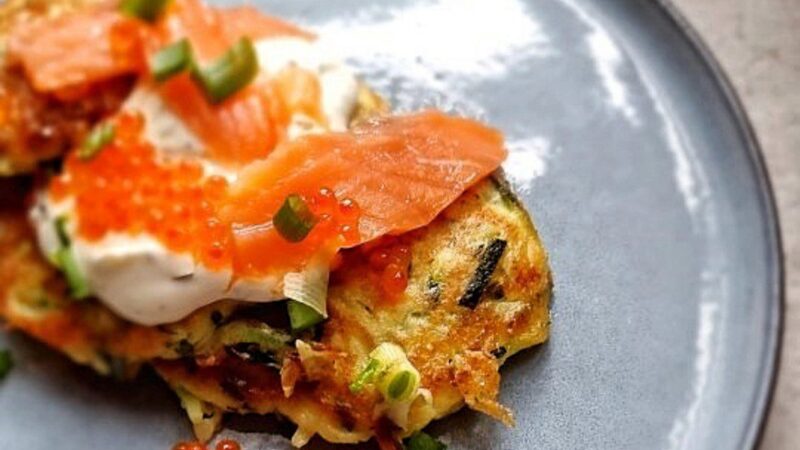 Tobuli cukinijų ir varškės blynai su lašiša