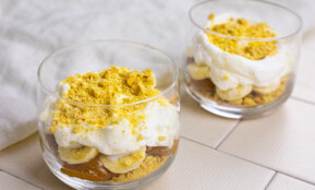 Karameliniai Banoffee desertai stiklinėse.