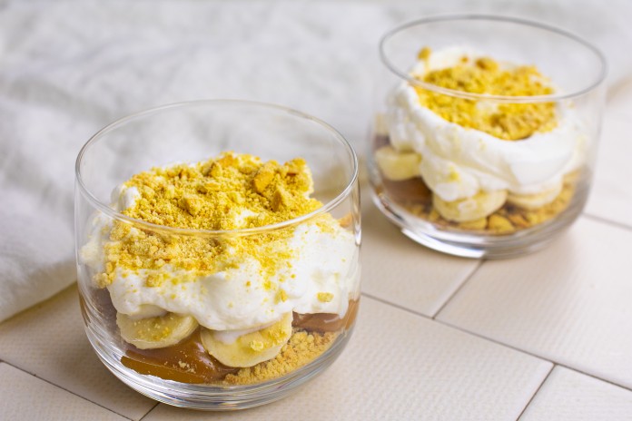 Karameliniai Banoffee desertai stiklinėse.