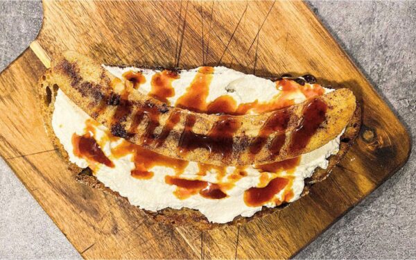 Desertiniai sumuštiniai su karamelizuotais bananais