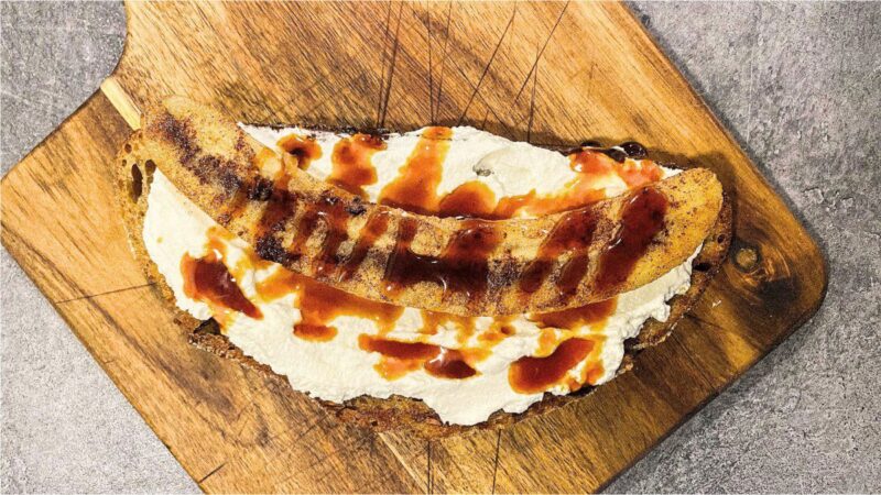 Desertiniai sumuštiniai su karamelizuotais bananais