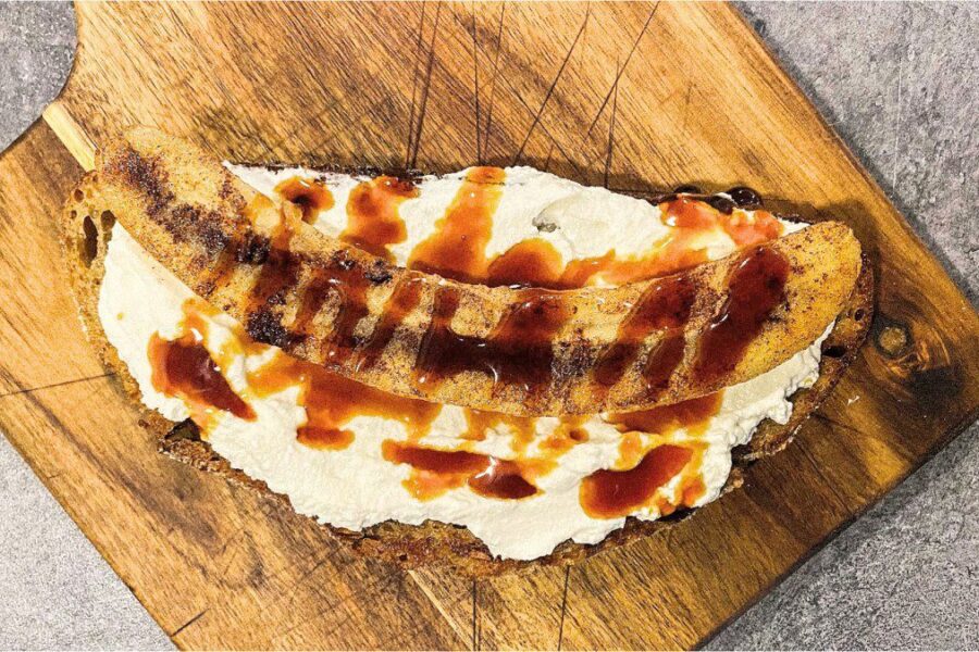 Desertiniai sumuštiniai su karamelizuotais bananais