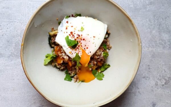 Pusryčių grikiai su daržovėmis ir kiaušiniu