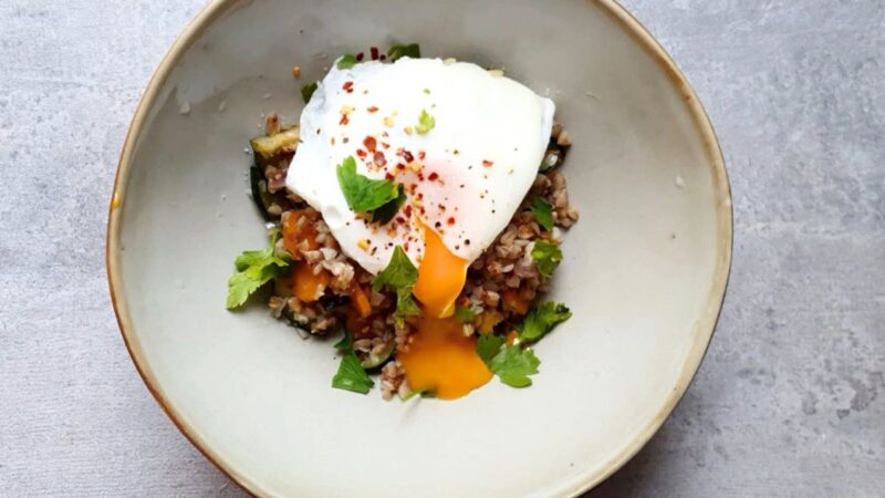 Pusryčių grikiai su daržovėmis ir kiaušiniu