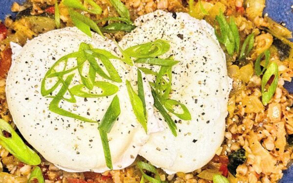 Kepti grikiai su daržovėmis ir be lukšto virtu kiaušiniu tobuliems pusryčiams