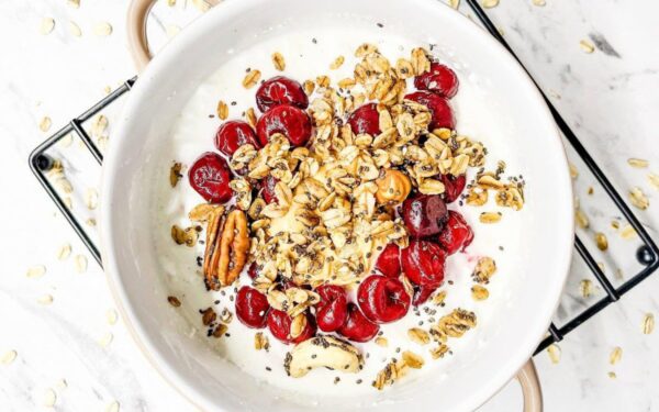 Grūdėta pusryčių varškė su granola