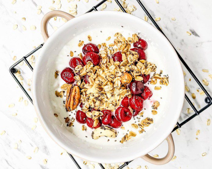 Grūdėta pusryčių varškė su granola